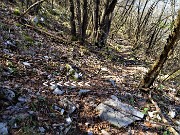 54 Dopo un bel po' di decisa salita al bivio giro a destra, come suggerito dal Gino del roccolo Colle Pradali